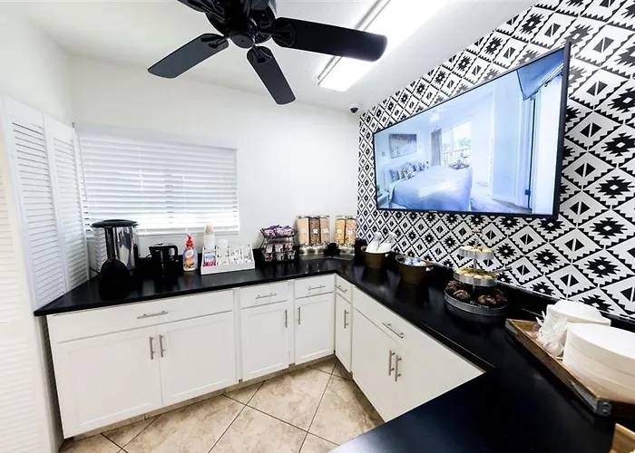 207 Fully Furnished 1br Suite-prime Location Apartment