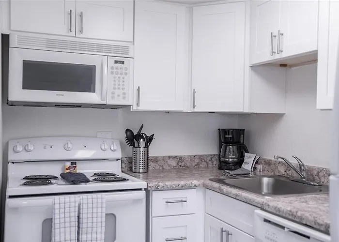 207 Fully Furnished 1br Suite-prime Location