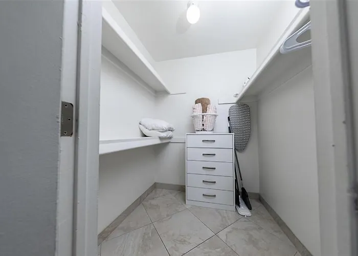 207 Fully Furnished 1br Suite-prime Location Apartment